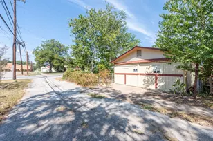 802 E Crockett St, Luling, TX 78648 - Photo 26