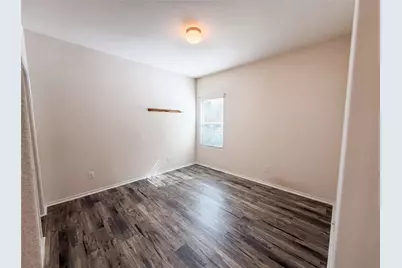 276 Circle Way #26E, Jarrell, TX 76537 - Photo 4
