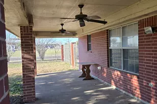 2607 Cherrylawn Dr, Taylor, TX 76574 - Photo 4