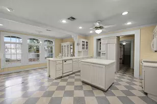 633 S Castell Ave, New Braunfels, TX 78130 - Photo 18