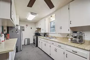 902 Turney St, Smithville, TX 78957 - Photo 14