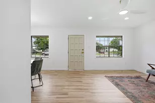 609 Magnolia St, Bastrop, TX 78602 - Photo 2