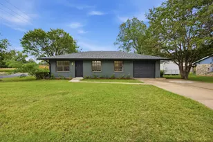 609 Magnolia St, Bastrop, TX 78602 - Photo 2