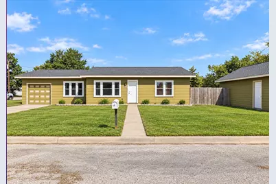 1023 E Houston Street, Giddings, TX 78942 - Photo 2
