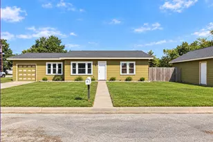 1023 E Houston St, Giddings, TX 78942 - Photo 2