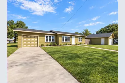 1023 E Houston Street, Giddings, TX 78942 - Photo 1