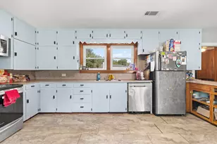 1023 E Houston St, Giddings, TX 78942 - Photo 12