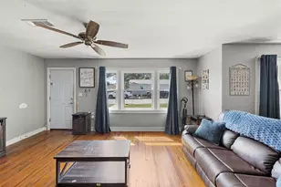 1023 E Houston St, Giddings, TX 78942 - Photo 6