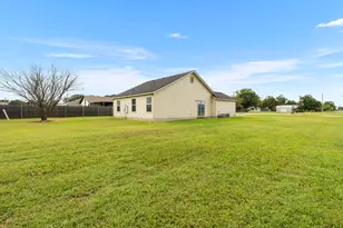 407 E Pietzsch St, Bartlett, TX 76511 - Photo 6