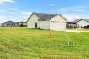 407 E Pietzsch St, Bartlett, TX 76511 - Photo 4