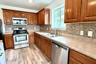 529 W Metcalfe St, Hutto, TX 78634 - Photo 2