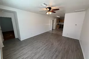211 Shaw St, Taylor, TX 76574 - Photo 2