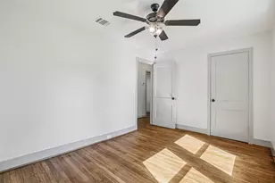 602 Short St, Smithville, TX 78957 - Photo 8