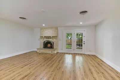 556 E 19th Street, Georgetown, TX 78626 - Photo 4