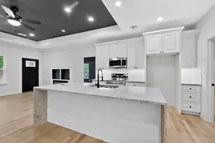 190 Molokini Dr, Bastrop, TX 78602 - Photo 8