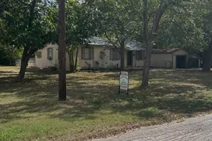 706 W Live Oak St, Lockhart, TX 78644 - Photo 4