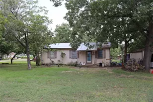 706 W Live Oak St, Lockhart, TX 78644 - Photo 2