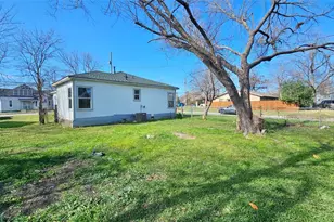 919 W 6th St, Taylor, TX 76574 - Photo 14
