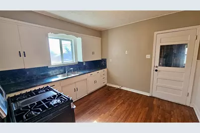 919 W 6th Street, Taylor, TX 76574 - Photo 8