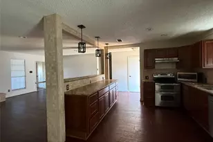 214 Meadowlakes Dr, Meadowlakes, TX 78654 - Photo 4