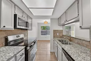 512 Eberhart Ln, Austin, TX 78745 - Photo 10