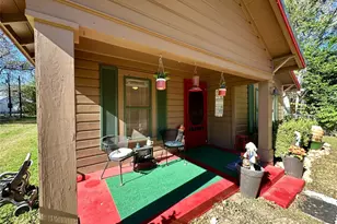 405 Mills St, Smithville, TX 78957 - Photo 6