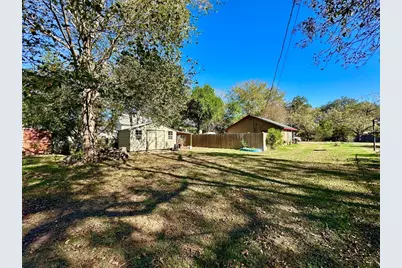 405 Mills Street, Smithville, TX 78957 - Photo 18