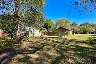 405 Mills St, Smithville, TX 78957 - Photo 18