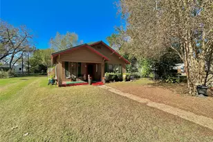 405 Mills St, Smithville, TX 78957 - Photo 4