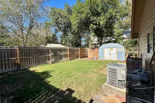 405 Mills St, Smithville, TX 78957 - Photo 16