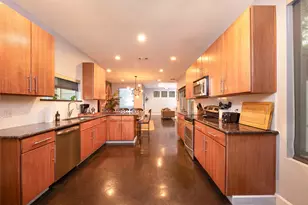 2302 E 9th St, Austin, TX 78702 - Photo 8