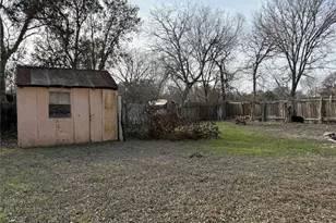 1109 Pecos St, Lockhart, TX 78644 - Photo 4