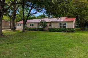 709 NE Tiger Ln, Smithville, TX 78957 - Photo 1