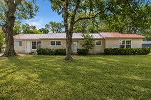 709 NE Tiger Ln, Smithville, TX 78957 - Photo 2