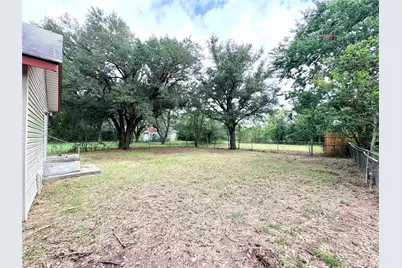 702 E 18th Street, Cameron, TX 76520 - Photo 14