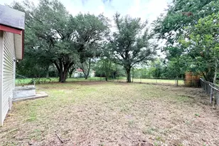 702 E 18th St, Cameron, TX 76520 - Photo 14