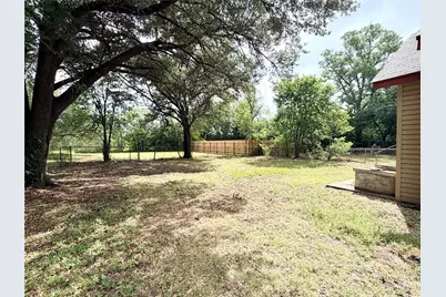 702 E 18th Street, Cameron, TX 76520 - Photo 4