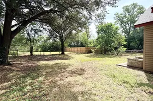 702 E 18th St, Cameron, TX 76520 - Photo 4