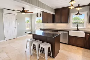 1322 Omohundro St, Rockport, TX 78382 - Photo 6