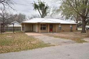 608 Wilkes St, Smithville, TX 78957 - Photo 2