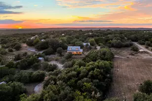 3204 Tabletop Mountain Dr, Spicewood, TX 78669 - Photo 2