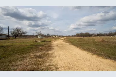 915 San Gabriel Street, Rockdale, TX 76567 - Photo 2