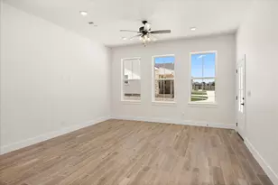 802 S Creek St, Fredericksburg, TX 78624 - Photo 4