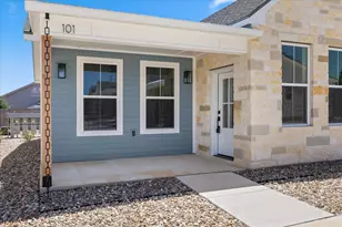 802 S Creek St, Fredericksburg, TX 78624 - Photo 2