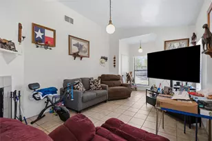 911 Crockett St, Lockhart, TX 78644 - Photo 8