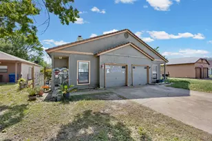 911 Crockett St, Lockhart, TX 78644 - Photo 2