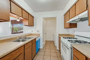 2111 Oak Motte Ln, Austin, TX 78744 - Photo 8