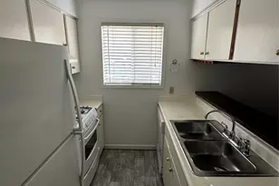 104 E 32nd St, Austin, TX 78705 - Photo 2