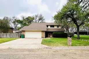 1904 N Hoover Ave, Cameron, TX 76520 - Photo 2