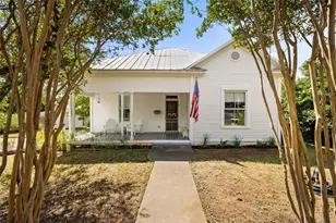 303 W College St, Fredericksburg, TX 78624 - Photo 2